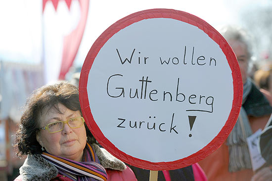 Apoiadora do ex-ministro Karl-Theodor zu Guttenberg pedem sua volta em manifestao em Guttenberg e outras cidades