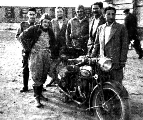 Foto de 1951 mostra Che Guevara (3  dir.) e Alberto Granado ( esq.) ao lado da famosa motocicleta