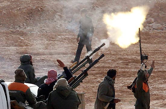 Rebeldes atiram com uma arma antiaviao na cidade de Bin Jawad, a 160 km de Sirte, cidade natal de Gaddafi