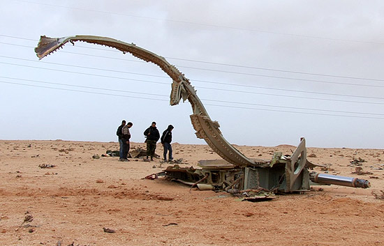 Rebeldes so vistos prximos ao que dizem ser restos de avio que teriam abatido perto de Ras Lanuf