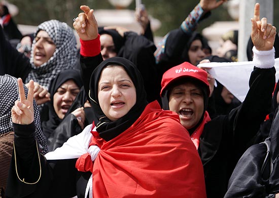 Manifestantes antigoverno podem a renncia do premi do Bahrein em frente a sede do governo em Manama