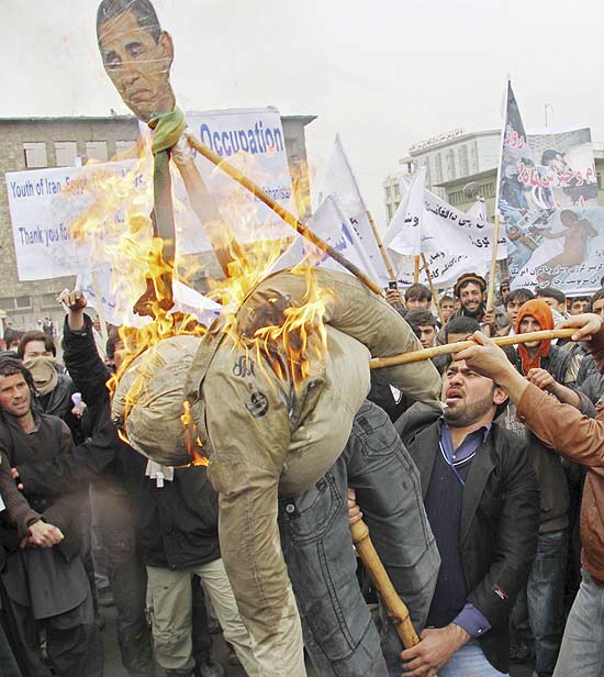Afegos queimam efgie de Barack Obama durante protesto em Cabul contra morte de civis