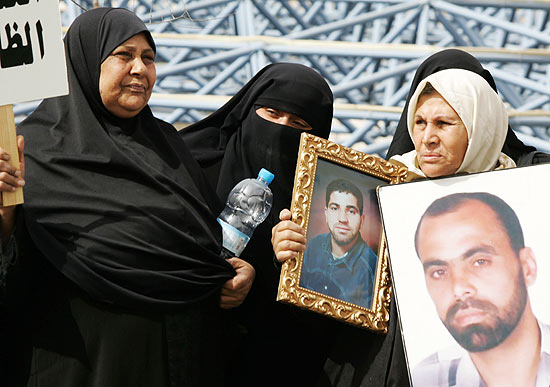 Mulheres seguidoras do movimento salafi pedem em Amã a libertação de familiares ligados à Al Qaeda