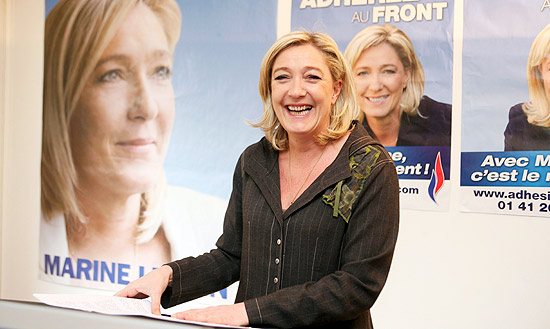 Marine Le Pen surpreende franceses e aparece  frente em pesquisa para disputa presidencial 