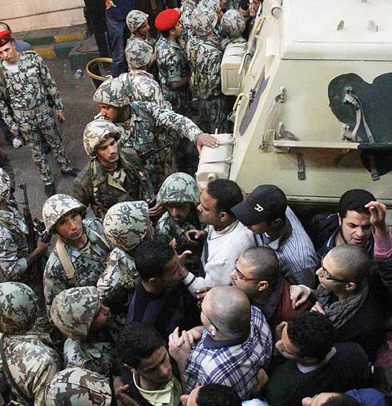 Soldados egcpios tentam conter manifestantes na sede da Segurana do Estado; eles tentaram invadir mais uma vez