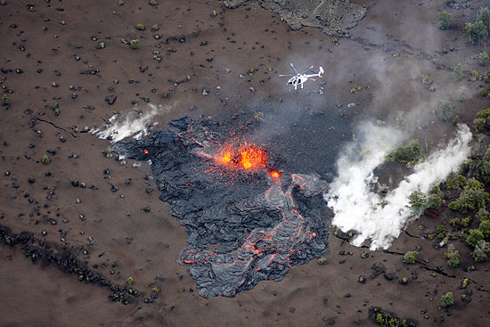Cientistas sobrevoam de helicptero o vulco Kilauea, que entrou ontem em erupo