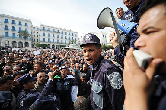 Milhares de guardas comunais protestam em Argel por aumento salarial em cena incomum na Arglia