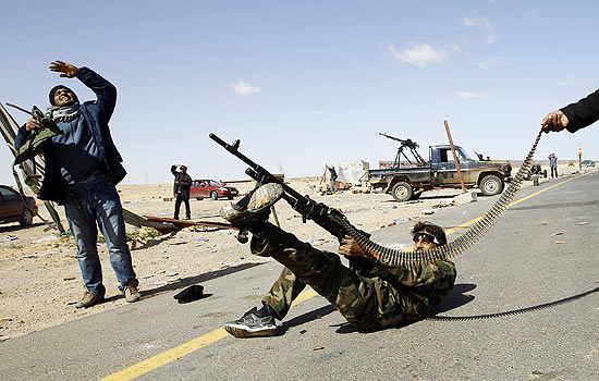 Rebelde atira em aeronave das foras pr-Gaddafi em Ras Lanuf; bombardeios no deixou vtimas