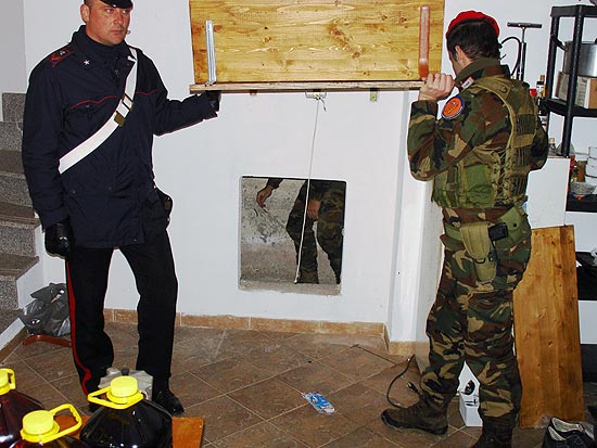 Os carabinieri italianos mostram entrada de um quarto isolado onde o chefe da 'Ndrangheta Francesco Maisano estava escondido
