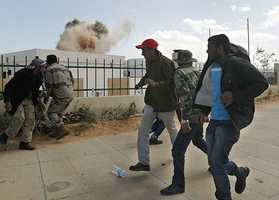 Rebeldes correm em meio a bombardeios em Ras Lanuf; mais um dia de confrontos na Lbia