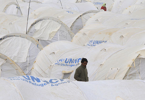 Refugiado da crise lbia caminha entre barracas providenciadas pela ONU em Ras Jdir, na Tunsia