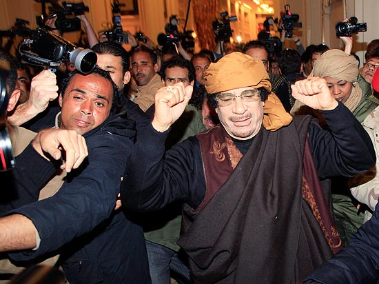 O ditador da Líbia, Muammar Gaddafi, chega a hotel em Trípoli onde jornalistas estão hospedados