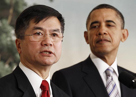 Presidente Barack Obama (dir.) ouve seu novo embaixador na China, Gary Locke, que ter de ser aprovado pelo Senado