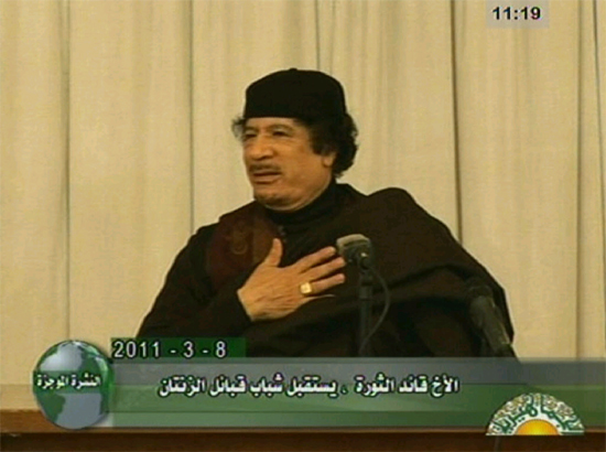 O ditador da Lbia, Muammar Gaddafi, discursa para a televiso estatal nesta quarta-feira