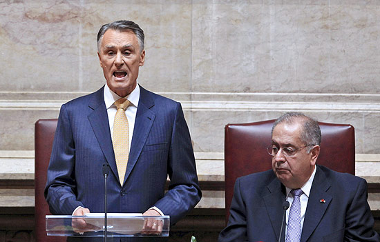 O presidente de Portugal, Anbal Cavaco Silva ( esq.), discursa na cerimnia da posse de seu segundo mandato
