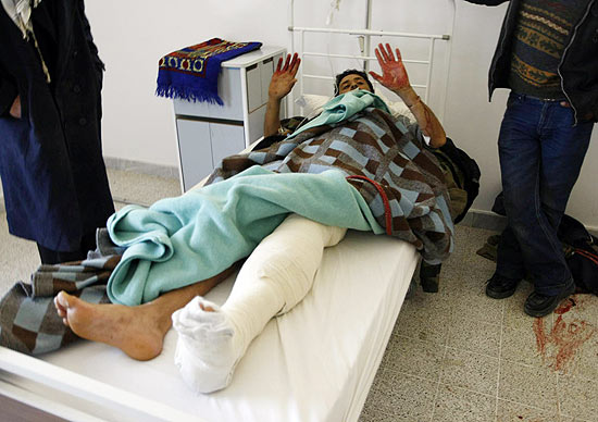 O agricultor e jogador de futebol Mohamed Ali, numa maca do hospital de Ras Lanuf
