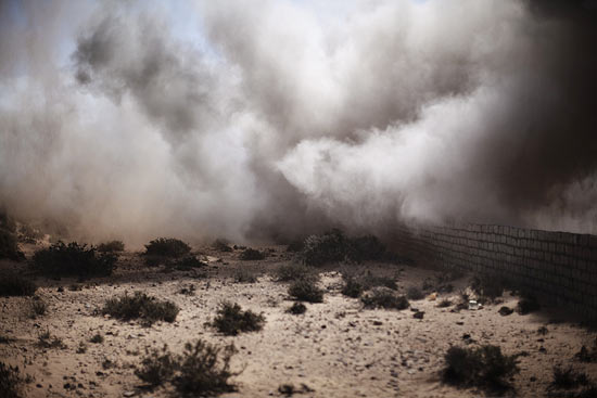 Poeira e fumaa saem de local de exploso em Sidra, 10 quilmetros a oeste da cidade de Ras Lanuf