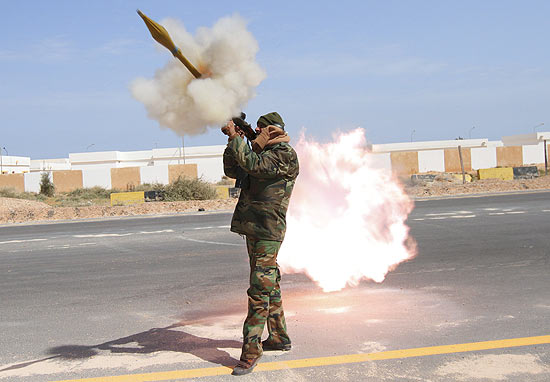 Rebelde dispara lana-foguete contra avio das foras pr-Gaddafi na cidade petrolfera de Ras Lanuf