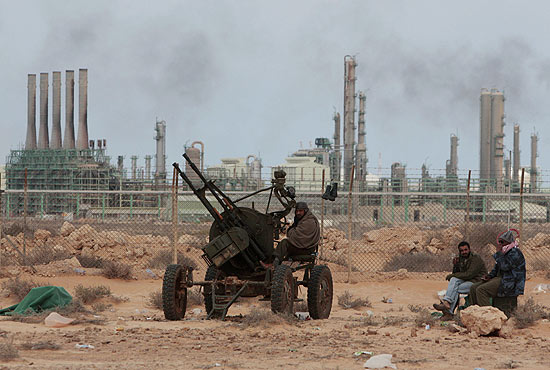 Rebeldes antirregime so vistos perto do complexo petrolfero em Ras Lanuf, que voltou a ser atacada nesta quinta