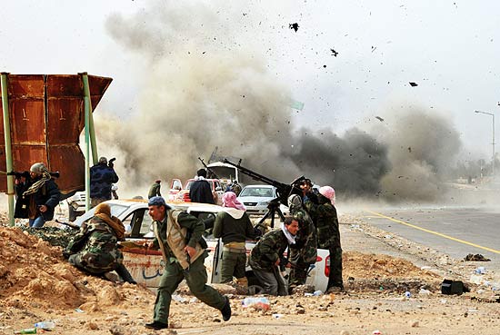 Estilhaos voam pelo ar aps uma exploso perto de rebeldes na cidade petrolfera de Ras Lanuf
