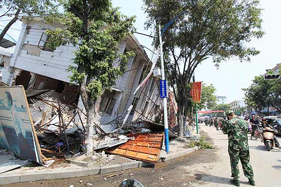 Casas ficam no cho aps tremor de magnitude 5,4 que deixou 19 mortos e 174 feridos