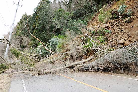 Estrada é bloqueada por deslizamento de terra causado por tremor em Iwaki; mais de 500 estão desaparecidos