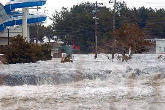 Várias ruas ficaram inundadas por causa do Tsunami em Iwaki, na província de Fukushima