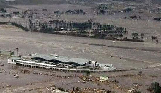 Imagem de vdeo mostra gua ao redor do prdio do aeroporto de Sendai, aps terremoto seguido por tsunami