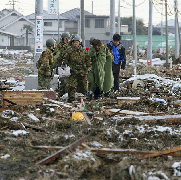 Manh de sbado  de choque na cidade de Sendai; tropas do governo ajudam moradores que foram retirados aps tremor