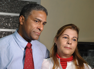 Óscar Elías Biscet e sua esposa Elsa Morejon após a libertação dele em Cuba (ADALBERTO ROQUE/AFP)