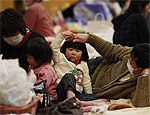 Família em abrigo na província de Fukushima
