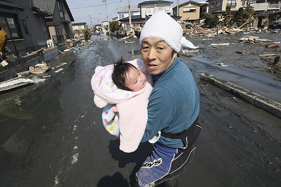 Depois de ouvir mais um alerta de tsunami, pai corre com filha de quatro meses no colo
