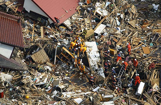 Equipes de resgate procuram por sobreviventes de tremor seguido de tsunami em Noda, provncia de Iwate