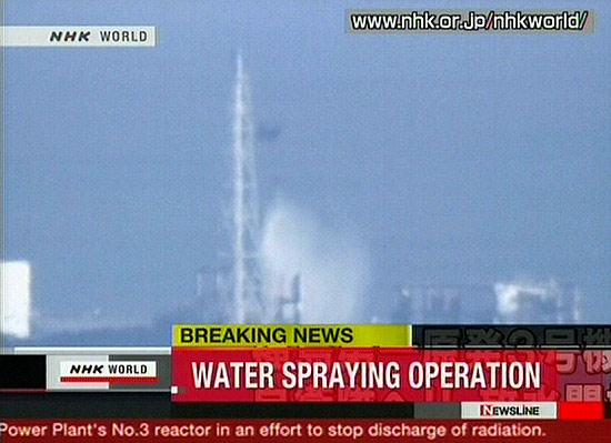 Helicóptero da Marinha lança água para esfriar reatores na usina de Fukushima