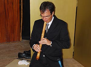 Flautista Danilo Tomic, 45, toca shakuhachi, flauta japonesa de bambu com apenas cinco furos para msicas meditativas