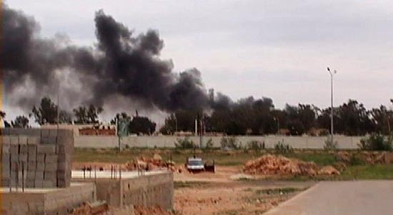 Aeroporto de Benina, em Benghazi, foi um dos primeiros alvos de Gaddafi aps os rebeldes tomarem avies