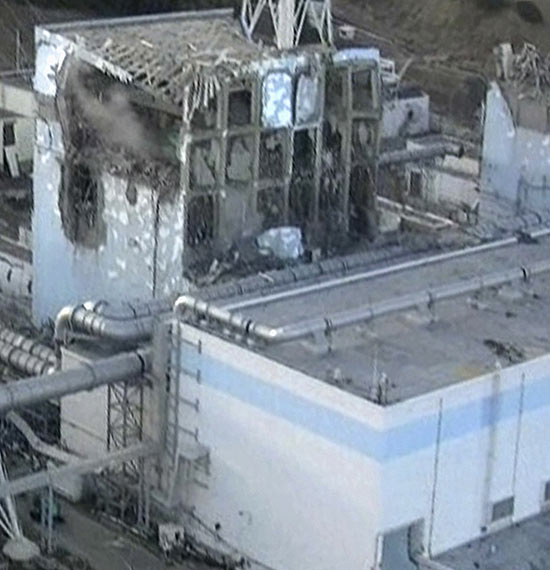 Vista aérea mostra danos ao reator 4; autoridades suspeitam de superaquecimento