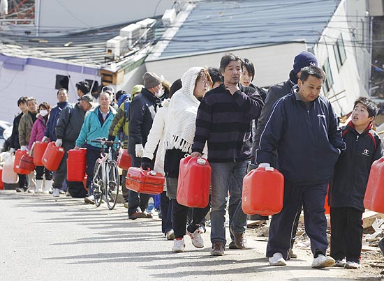 Pessoas fazem fila para comprar gasolina na vila de Ofunato, destruda pelo terremoto e tsunami do dia 11