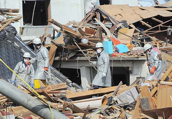 Equipes de resgate procuram por corpos sob os escombros em Kesennuma (Miyagi); mais de 10 mil estão desaparecidos
