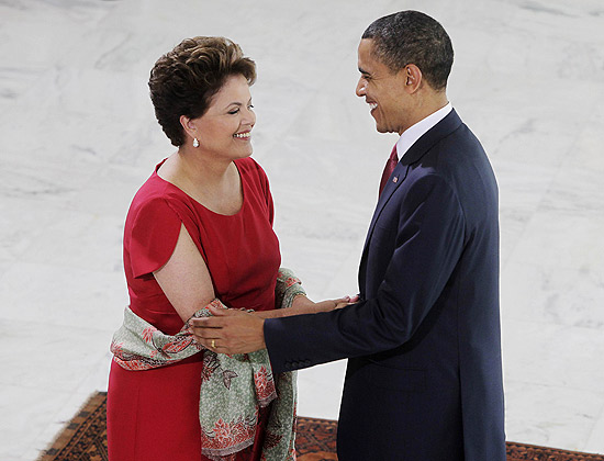 Dilma Roussef cumprimenta o colega americano, Barack Obama, ao recebê-lo no Palácio do Planalto