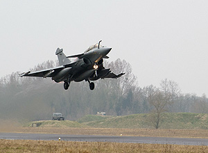 Caa Dassault Rafale decola em base area francesa