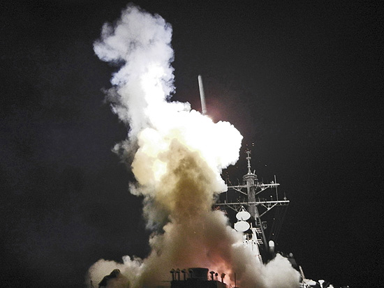O destróier americano USS Barry lança míssel Tomahawk contra a Líbia, parte da operação Odyssey Dawn