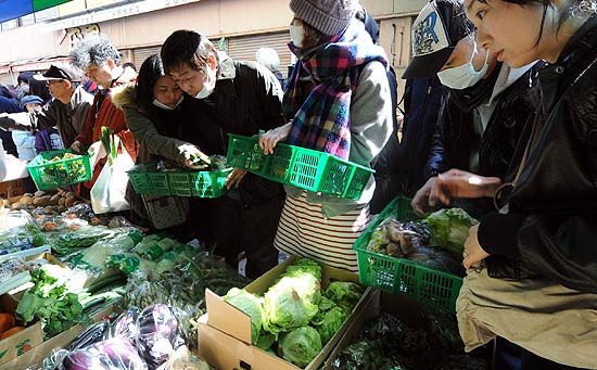 Japoneses fazem fila para comprar um dos primeiros suprimentos de legumes frescos em Sendai