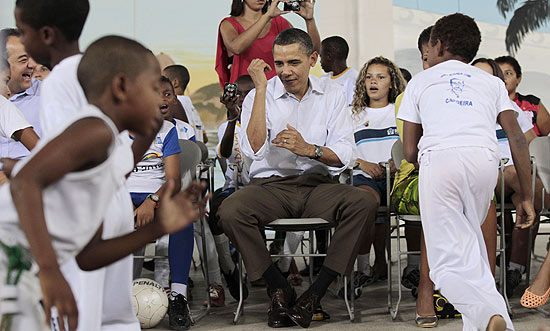 Presidente Barack Obama se empolga ao assistir apresentação de capoeira