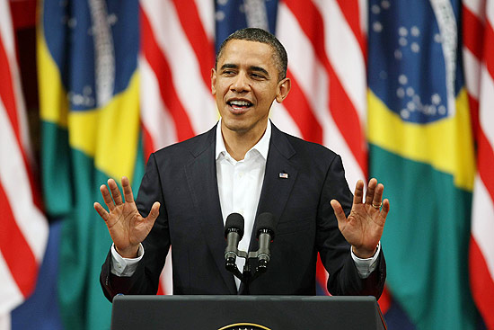 Barack Obama gesticula durante seu discurso no Theatro Municipal do Rio de Janeiro