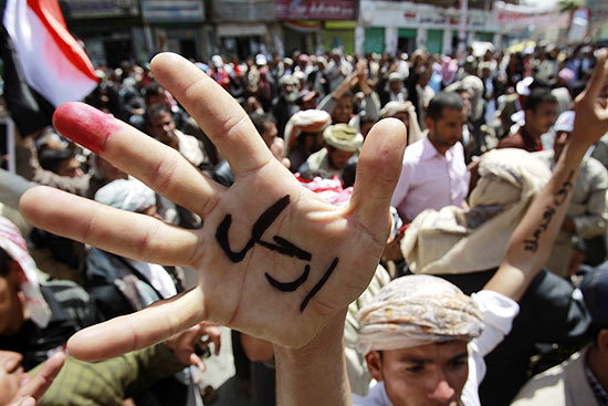 Manifestantes antigoverno participam de procisso funerria na capital do pas, Sanaa