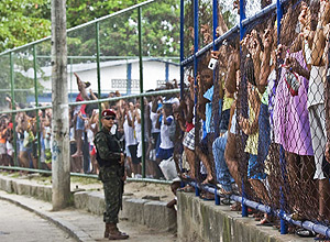 Moradores de Cidade de Deus esperam para ver o presidente Barak Obama, que visitou o bairro neste domingo