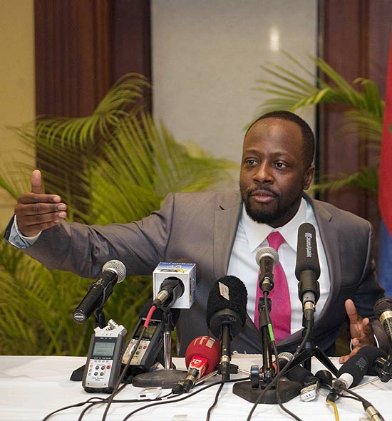 Wyclef Jean dá entrevista aos jornalistas durante campanha por Michel Martelly, em Porto Príncipe, no Haiti 