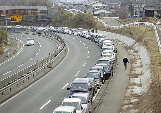 Carros fazem fila em estrada para conseguir gasolina em Fukushima; racionamento continua no tremor