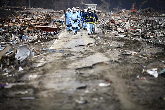 Equipes de resgate caminham por rea devastada por terremoto e tsunami em Rikuzentakat, no Japo 